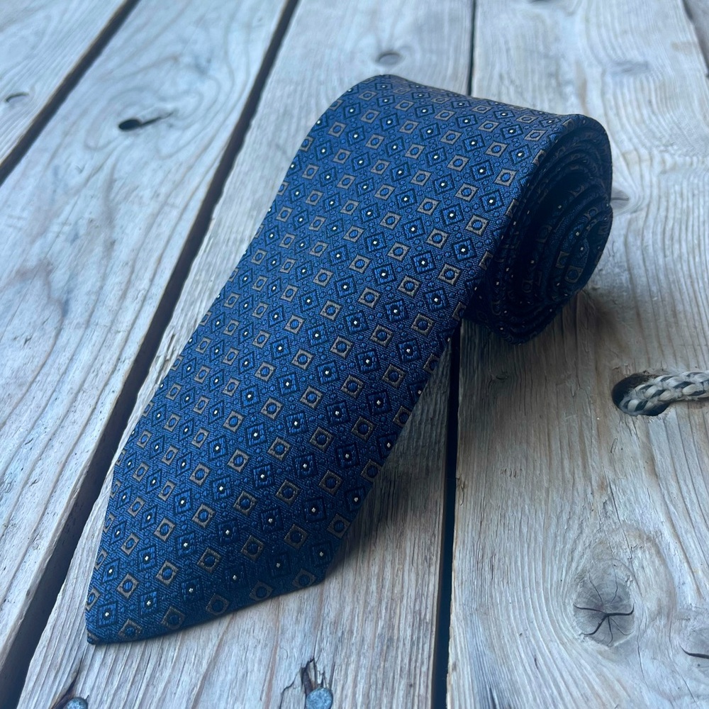 Brooks Brothers Navy & Gold Geometric Silk Tie – Made in USA w/ Italian Fabric - Picture 13 of 13